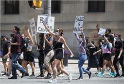 'Virus' phân biệt chủng tộc đang 'ăn mòn' xã hội Canada